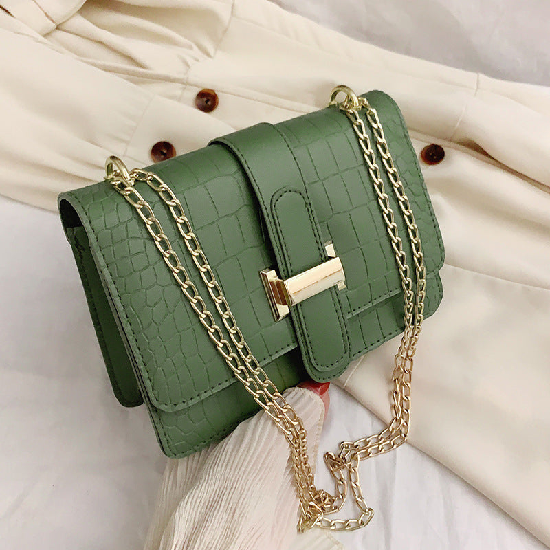 Sac bandoulière effet croco avec chaîne dorée – Chic et intemporel